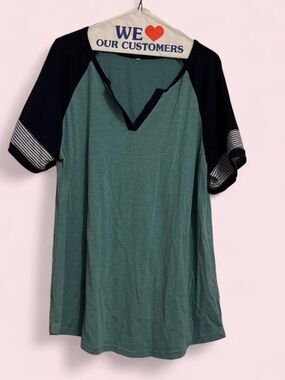 Source Unknown Green V-Neck Raglan Tee with Black Sleeves